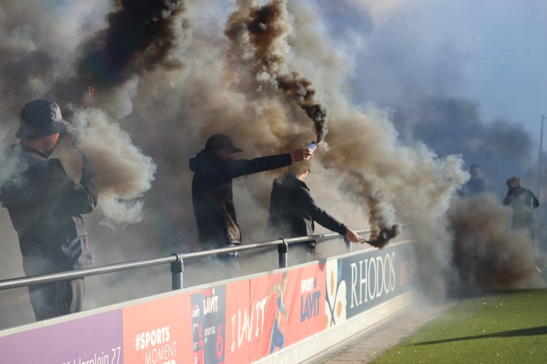 Supporters van Gemert stelen spandoek van GVVV op tumultueuze avond