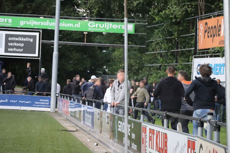 Supporters van Gemert stelen spandoek van GVVV op tumultueuze avond