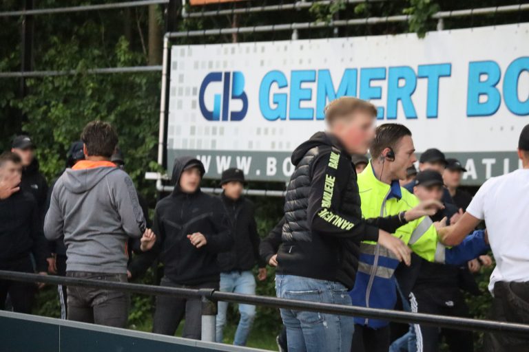 Supporters van Gemert stelen spandoek van GVVV op tumultueuze avond
