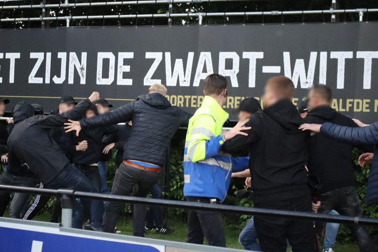 Supporters van Gemert stelen spandoek van GVVV op tumultueuze avond