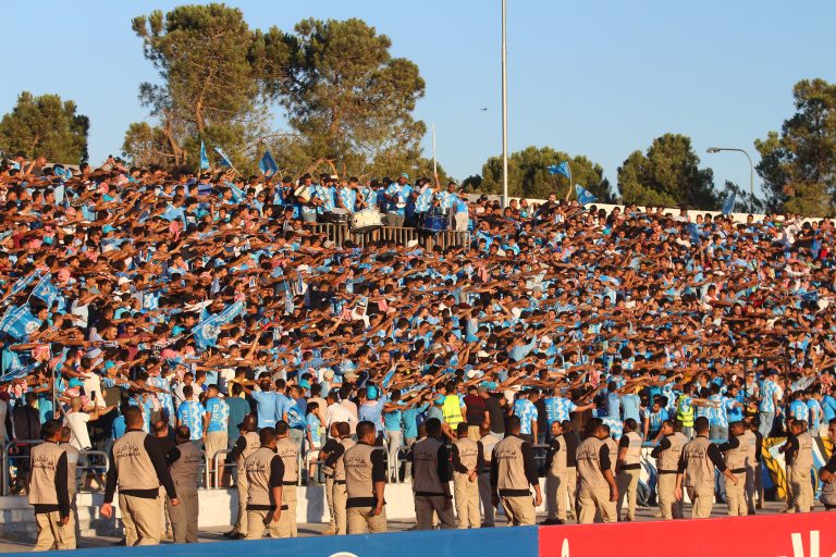 De derby van Jordanië; djembés & thee, tifo & pyro!