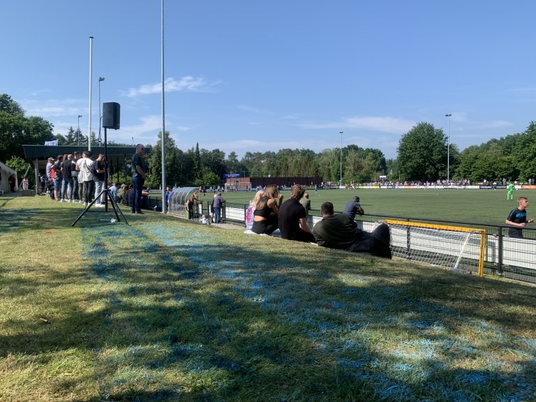 Groot feest in fietsdorp Dieren na kampioenschap lokale VV