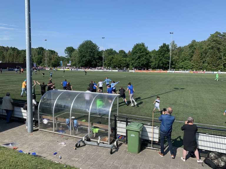 Groot feest in fietsdorp Dieren na kampioenschap lokale VV