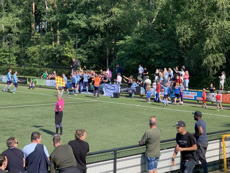 Groot feest in fietsdorp Dieren na kampioenschap lokale VV