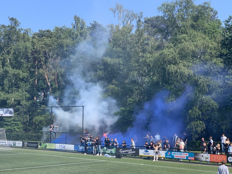 Groot feest in fietsdorp Dieren na kampioenschap lokale VV