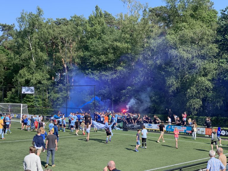 Groot feest in fietsdorp Dieren na kampioenschap lokale VV