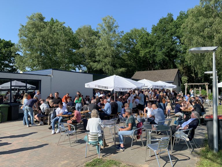 Groot feest in fietsdorp Dieren na kampioenschap lokale VV
