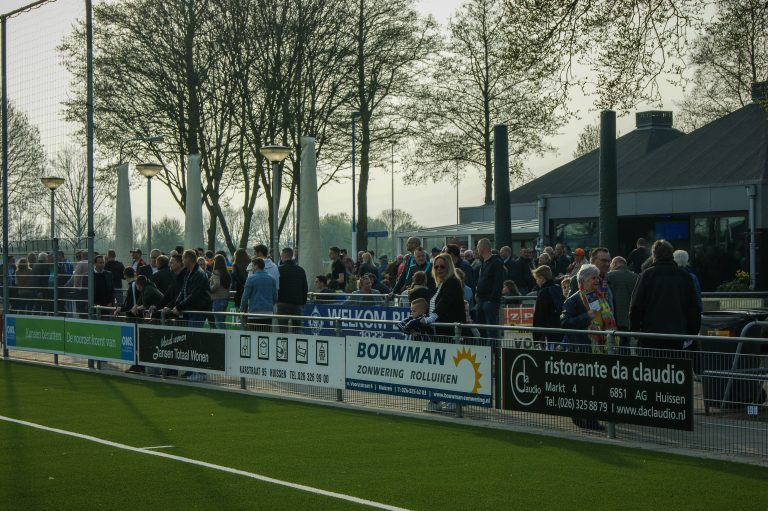 De Betuwse derby tussen VV De Bataven en RKHVV is altijd genieten