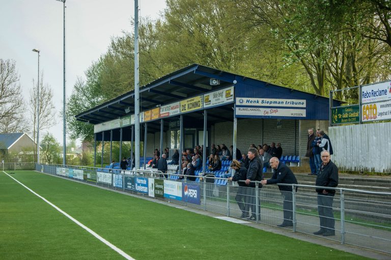 De Betuwse derby tussen VV De Bataven en RKHVV is altijd genieten