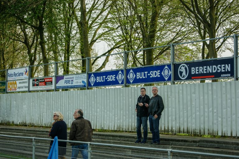 De Betuwse derby tussen VV De Bataven en RKHVV is altijd genieten