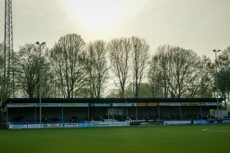 De Betuwse derby tussen VV De Bataven en RKHVV is altijd genieten