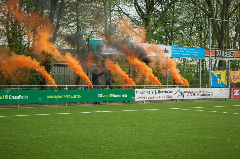 De Betuwse derby tussen VV De Bataven en RKHVV is altijd genieten