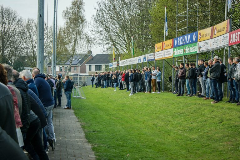 De Betuwse derby tussen VV De Bataven en RKHVV is altijd genieten