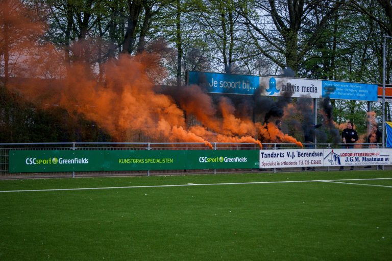 De Betuwse derby tussen VV De Bataven en RKHVV is altijd genieten