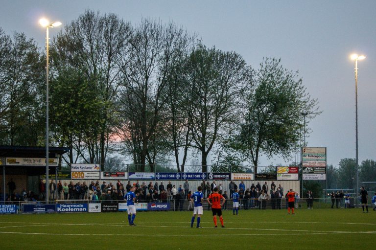 De Betuwse derby tussen VV De Bataven en RKHVV is altijd genieten