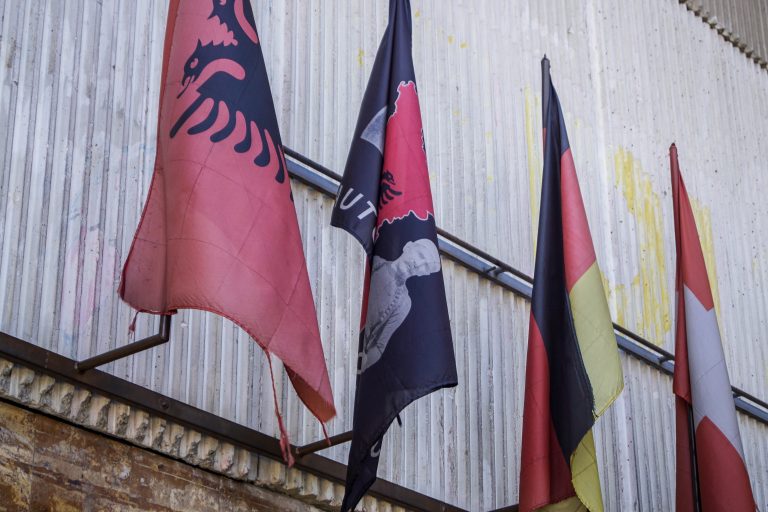 Albanese ultracoalitie zorgt voor bijzondere avond wedstrijd KF Llapi