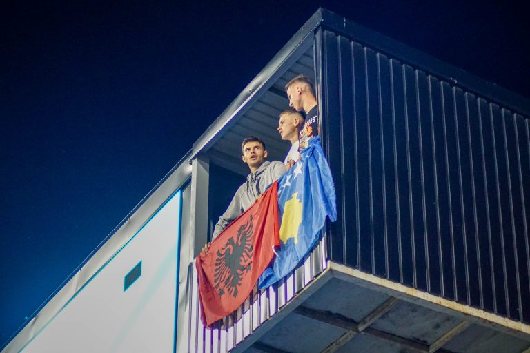 Albanese ultracoalitie zorgt voor bijzondere avond wedstrijd KF Llapi