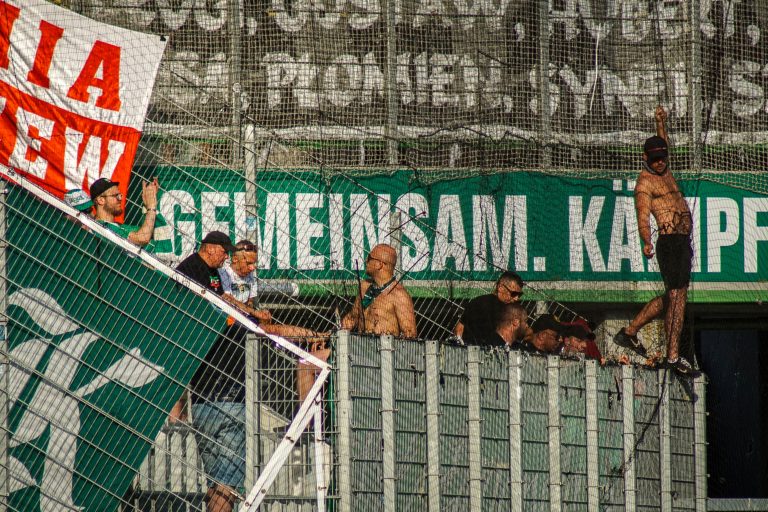 Strijd tussen Ultras Rapid en Ultras Lechia Gdansk eindigt onbeslist