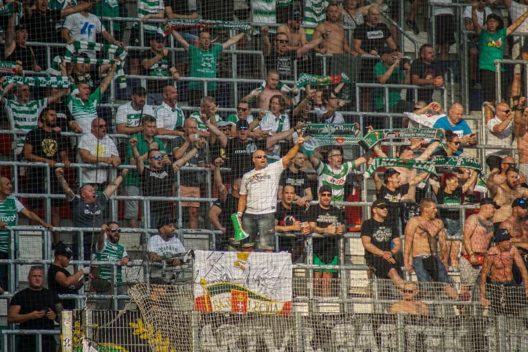 Strijd tussen Ultras Rapid en Ultras Lechia Gdansk eindigt onbeslist