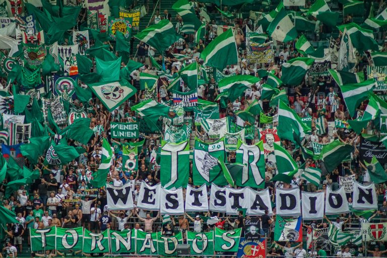 Strijd tussen Ultras Rapid en Ultras Lechia Gdansk eindigt onbeslist