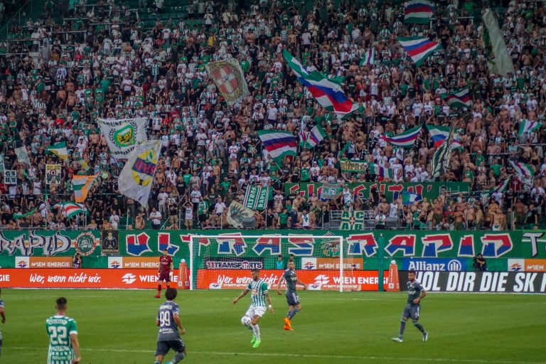 Strijd tussen Ultras Rapid en Ultras Lechia Gdansk eindigt onbeslist