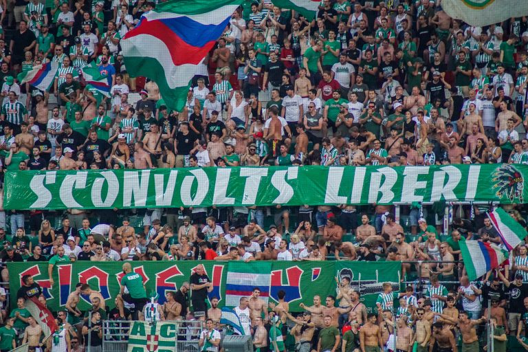 Strijd tussen Ultras Rapid en Ultras Lechia Gdansk eindigt onbeslist