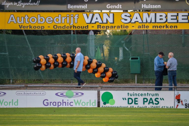 De Betuwse derby tussen VV De Bataven en RKHVV is altijd genieten