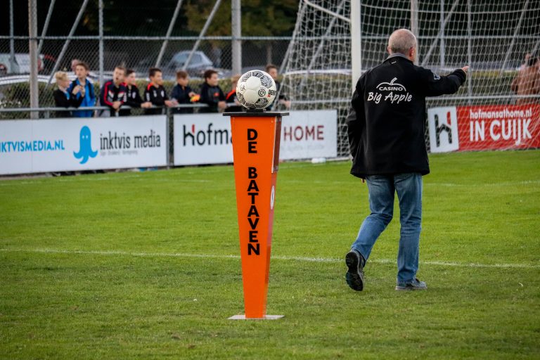 De Betuwse derby tussen VV De Bataven en RKHVV is altijd genieten