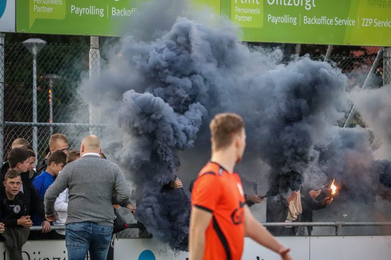 De Betuwse derby tussen VV De Bataven en RKHVV is altijd genieten