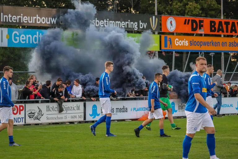 De Betuwse derby tussen VV De Bataven en RKHVV is altijd genieten