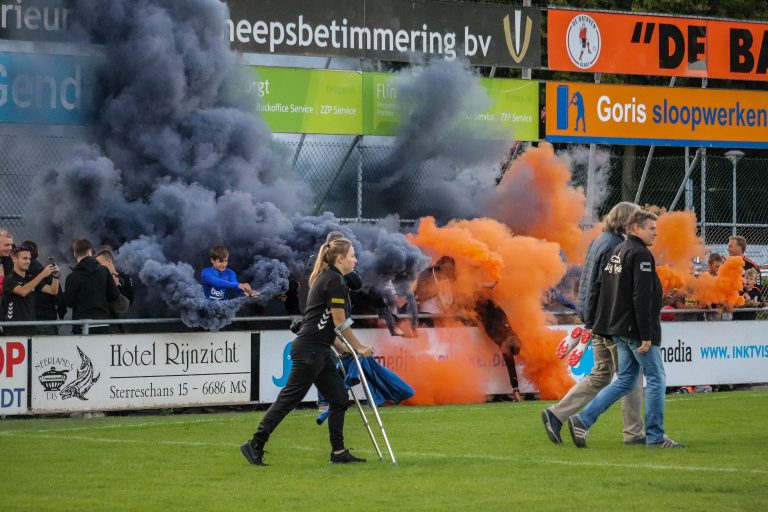 De Betuwse derby tussen VV De Bataven en RKHVV is altijd genieten