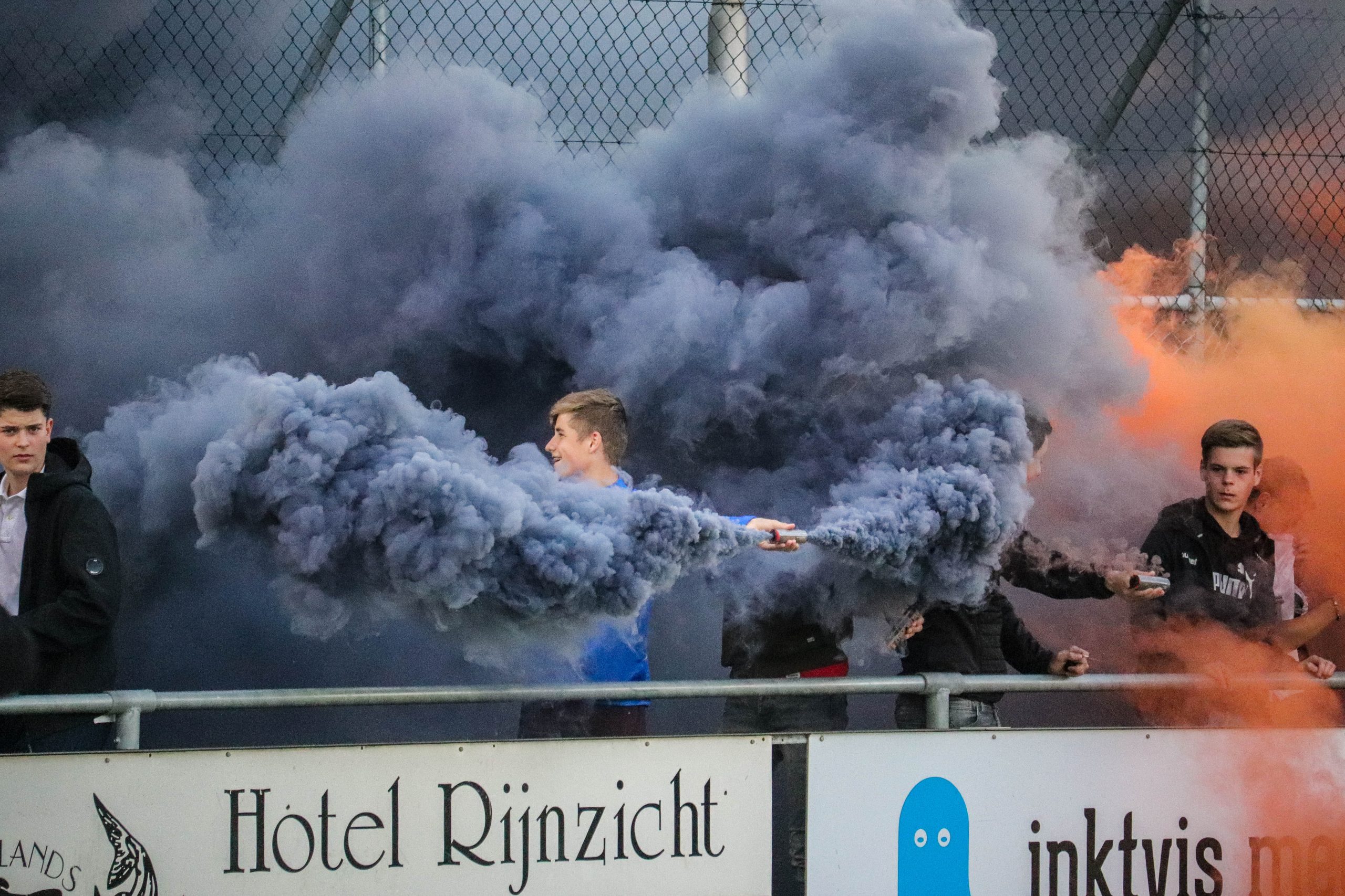 De Betuwse derby tussen VV De Bataven en RKHVV is altijd