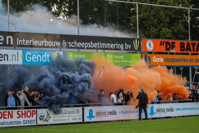 De Betuwse derby tussen VV De Bataven en RKHVV is altijd genieten