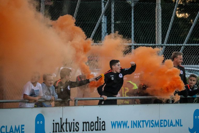 De Betuwse derby tussen VV De Bataven en RKHVV is altijd genieten