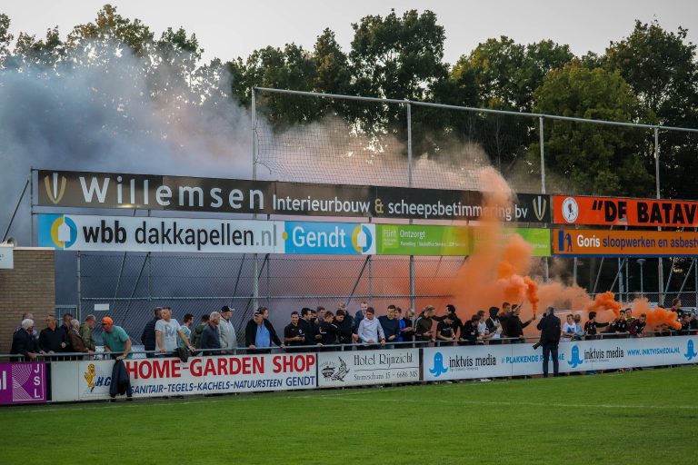De Betuwse derby tussen VV De Bataven en RKHVV is altijd genieten