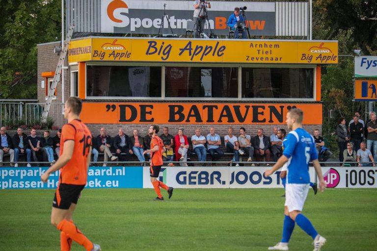De Betuwse derby tussen VV De Bataven en RKHVV is altijd genieten