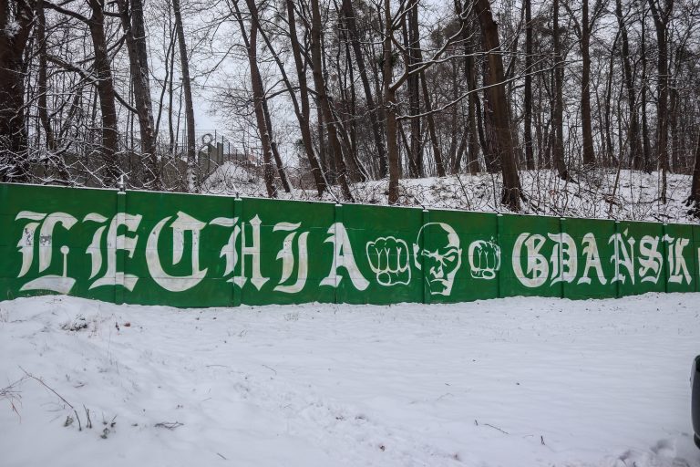 Vergane glorie: Stadion Gdańskiego Ośrodka Sportu in de sneeuw