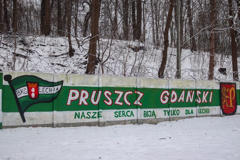 Vergane glorie: Stadion Gdańskiego Ośrodka Sportu in de sneeuw