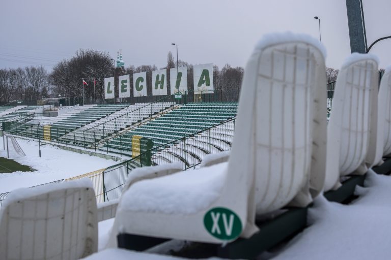 Vergane glorie: Stadion Gdańskiego Ośrodka Sportu in de sneeuw