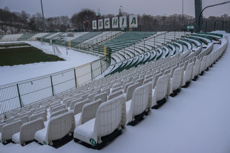 Vergane glorie: Stadion Gdańskiego Ośrodka Sportu in de sneeuw