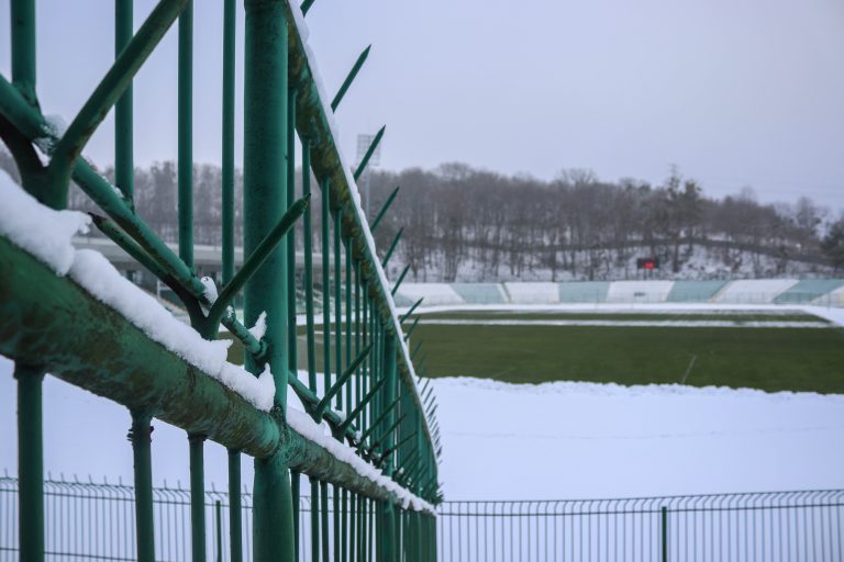 Vergane glorie: Stadion Gdańskiego Ośrodka Sportu in de sneeuw