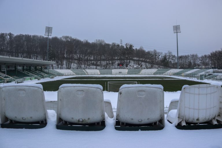 Vergane glorie: Stadion Gdańskiego Ośrodka Sportu in de sneeuw