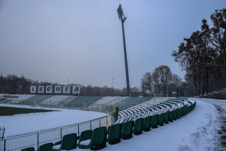 Vergane glorie: Stadion Gdańskiego Ośrodka Sportu in de sneeuw