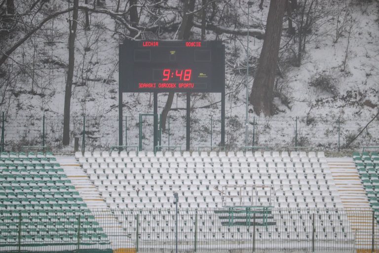 Vergane glorie: Stadion Gdańskiego Ośrodka Sportu in de sneeuw
