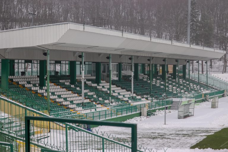 Vergane glorie: Stadion Gdańskiego Ośrodka Sportu in de sneeuw