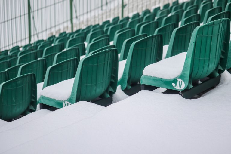Vergane glorie: Stadion Gdańskiego Ośrodka Sportu in de sneeuw