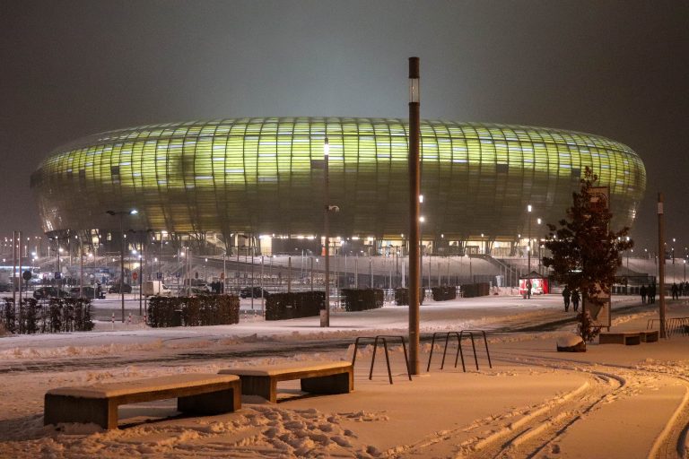 Vergane glorie: Stadion Gdańskiego Ośrodka Sportu in de sneeuw