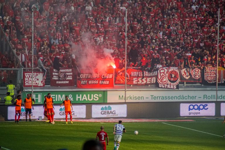30.000 man op het derde niveau; hete avond bij derby