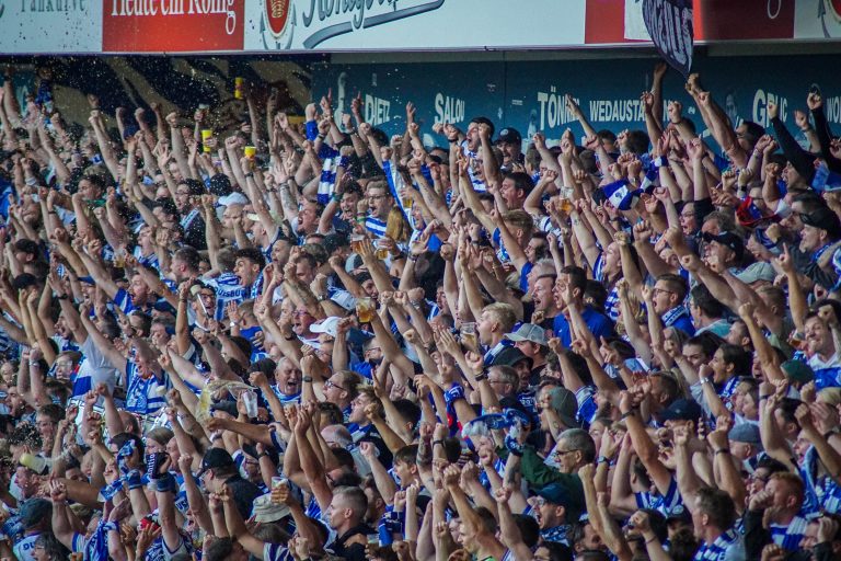 30.000 man op het derde niveau; hete avond bij derby