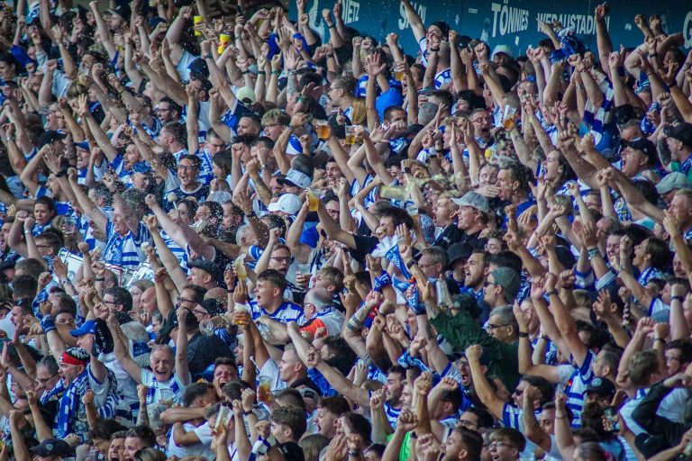 30.000 man op het derde niveau; hete avond bij derby